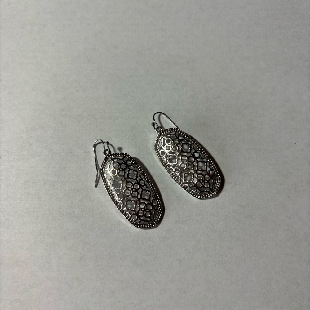 Kendra Scott Elle silver tone earrings. Excellent condition. Super lightweight.